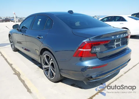 2024 Volvo S60 B5 Core Dark Theme z USA, uszkodzony, nr VIN 7JRL12FK9RG327436